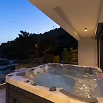 Vila Palazzo Maestral Beachfront By Guide