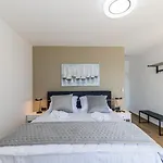Palazzo Maestral Beachfront By Guide Vila *