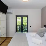 Vila Palazzo Maestral Beachfront By Guide