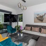 Vila Palazzo Maestral Beachfront By Guide Karlobag