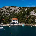 Palazzo Maestral Beachfront By Guide Vila Karlobag