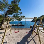 Palazzo Maestral Beachfront By Guide * Karlobag