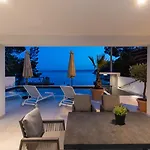 Palazzo Maestral Beachfront By Guide Vila
