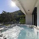 Vila Palazzo Maestral Beachfront By Guide