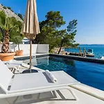 Palazzo Maestral Beachfront By Guide Vila