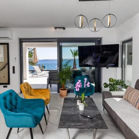 Palazzo Maestral Beachfront By Guide *