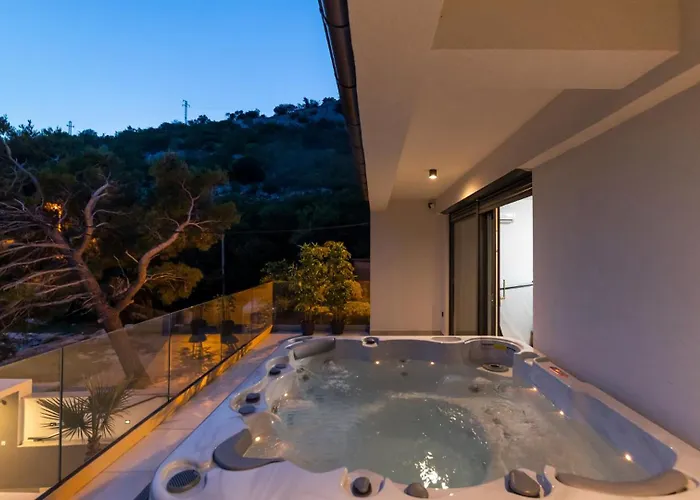 Villa Palazzo Maestral Beachfront By Guide