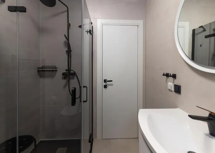 Vila Palazzo Maestral Beachfront By Guide Karlobag