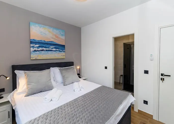 Palazzo Maestral Beachfront By Guide Villa *