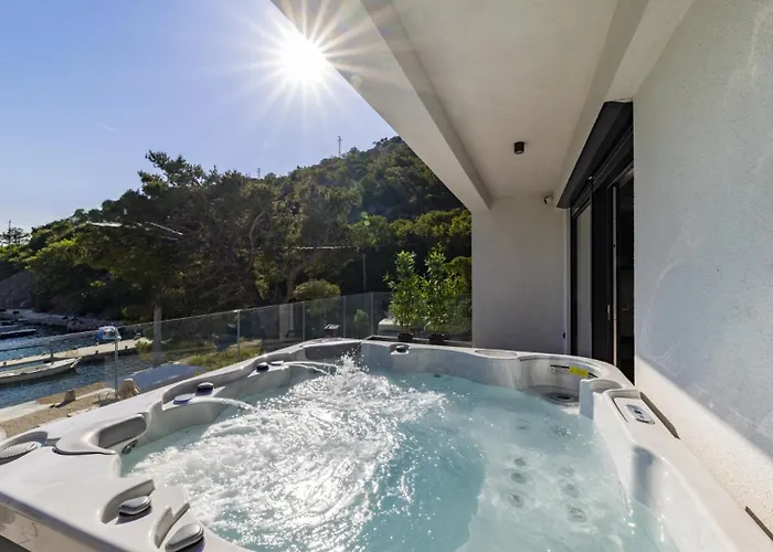 Vila Palazzo Maestral Beachfront By Guide