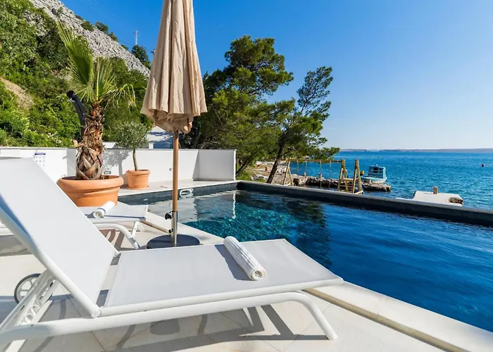 Palazzo Maestral Beachfront By Guide Vila