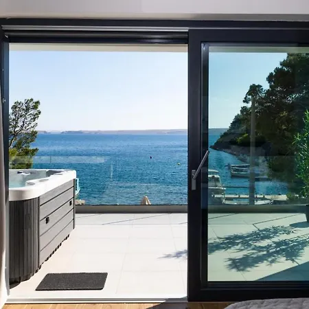 Palazzo Maestral Beachfront By Guide * Vinistina