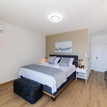 Palazzo Maestral Beachfront By Guide Villa