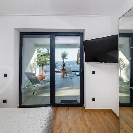 Palazzo Maestral Beachfront By Guide