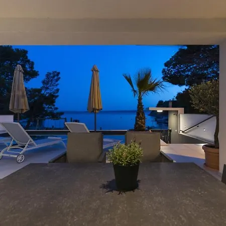 Palazzo Maestral Beachfront By Guide