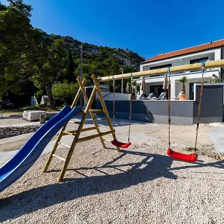Palazzo Maestral Beachfront By Guide Villa *