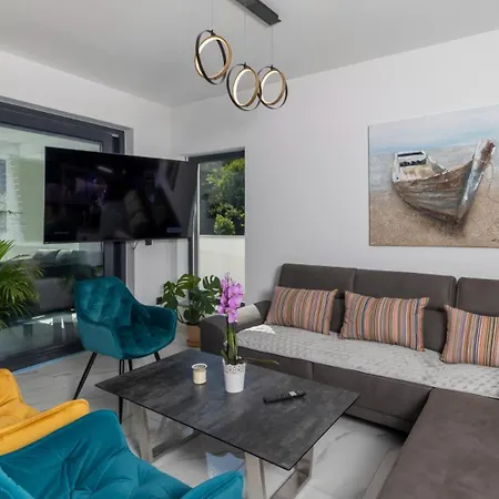 Palazzo Maestral Beachfront By Guide