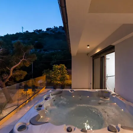 Villa Palazzo Maestral Beachfront By Guide