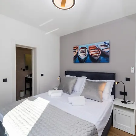 Palazzo Maestral Beachfront By Guide Villa Karlobag