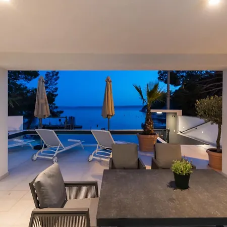 Palazzo Maestral Beachfront By Guide Villa