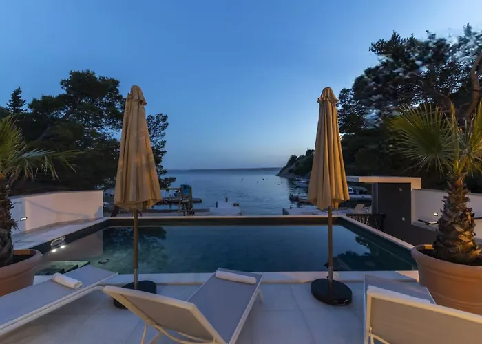 Palazzo Maestral Beachfront By Guide 빌라 카를로바크