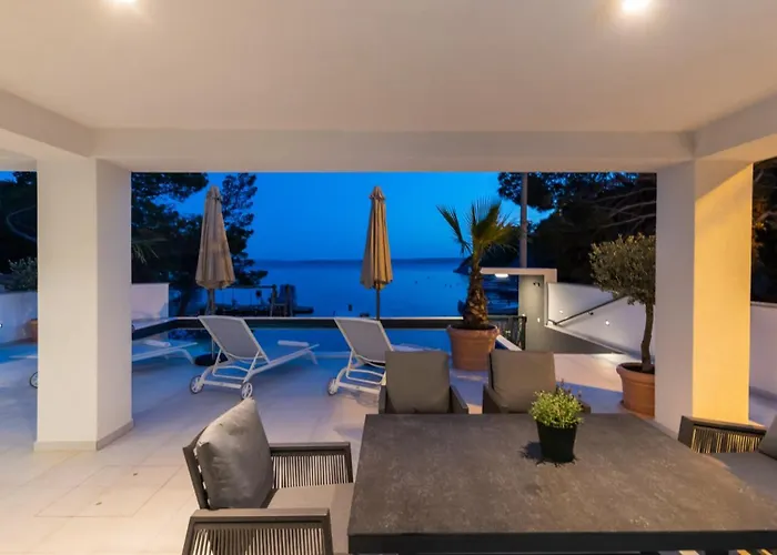 Palazzo Maestral Beachfront By Guide 빌라